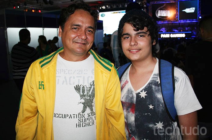 Lucas, filho de Haroldo, veio pegar autógrafos e fotos com YouTubers (Foto: Felipe Vinha/TechTudo)