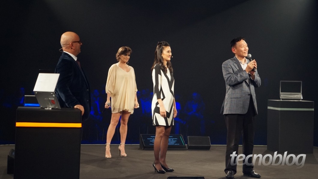 Marcelo Tas, Deborah Secco, Sandra Chen e "Mr. Park" (presidente da Samsung Brasil)