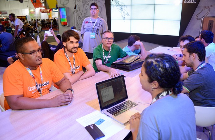 Desenvolvedores receberem orientações no Hub Global, na Campus Party (Foto: Divulgação/Globo)