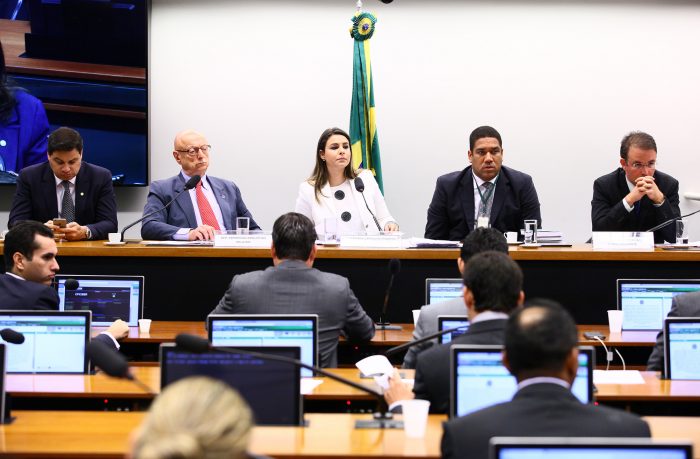 Deputados discutindo a CPI de crimes eletrônicos na Câmara.