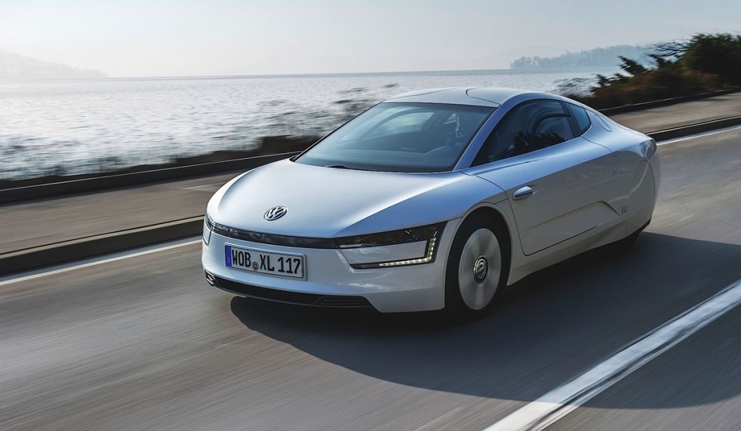 O inusitado Volkswagen XL1 é um dos que levam a ideia de retrovisores digitais bem a sério