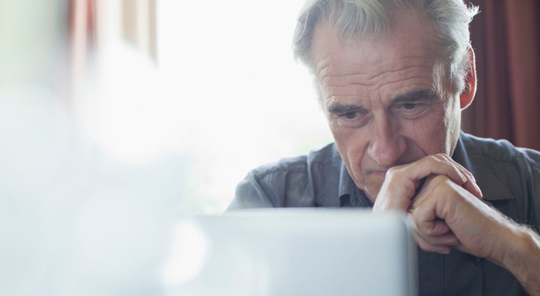 Senhor usando um computador