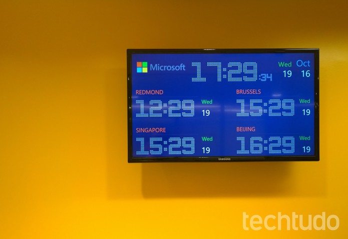 Relógios mostrando os quatro Centros de Transparência MS no mundo (Foto: Fabrício Vitorino / TechTudo)