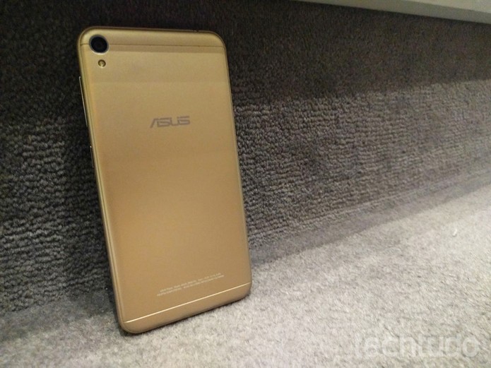 Zenfone Live tem câmera traseira de 13 megapixels (Foto: Melissa Cruz/TechTudo)