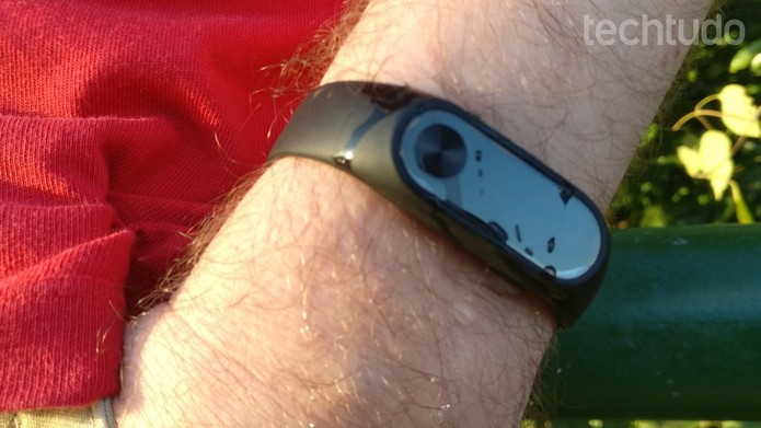 Xiaomi Mi Band 2 possui proteção IP67 contra água e poeira (Foto: Elson de Souza/TechTudo)