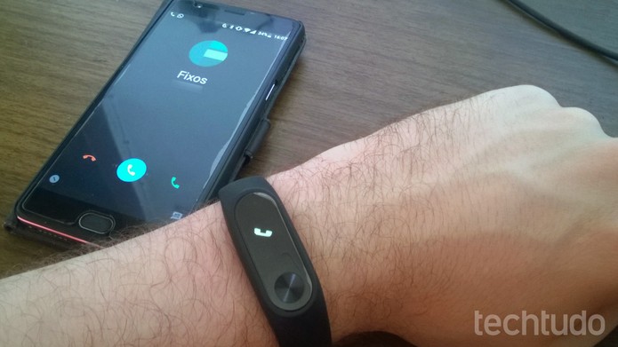 Mi Band 2 pode mostrar notificações de chamadas, mensagens e aplicativos (Foto: Elson de Souza/TechTudo)