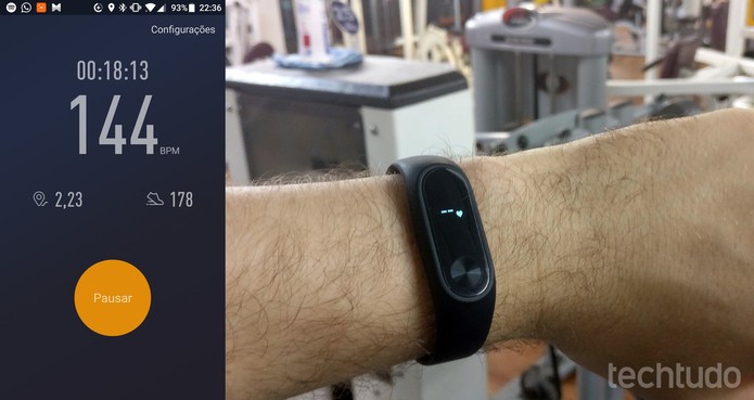 Mi Band 2 pode registrar corridas e batimentos cardíacos em tempo real (Foto: Elson de Souza/TechTudo)