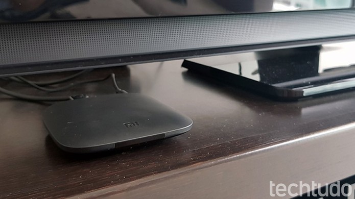 Xiaomi Mi Box fica discreto próximo à TV (Foto: Paulo Alves/TechTudo)