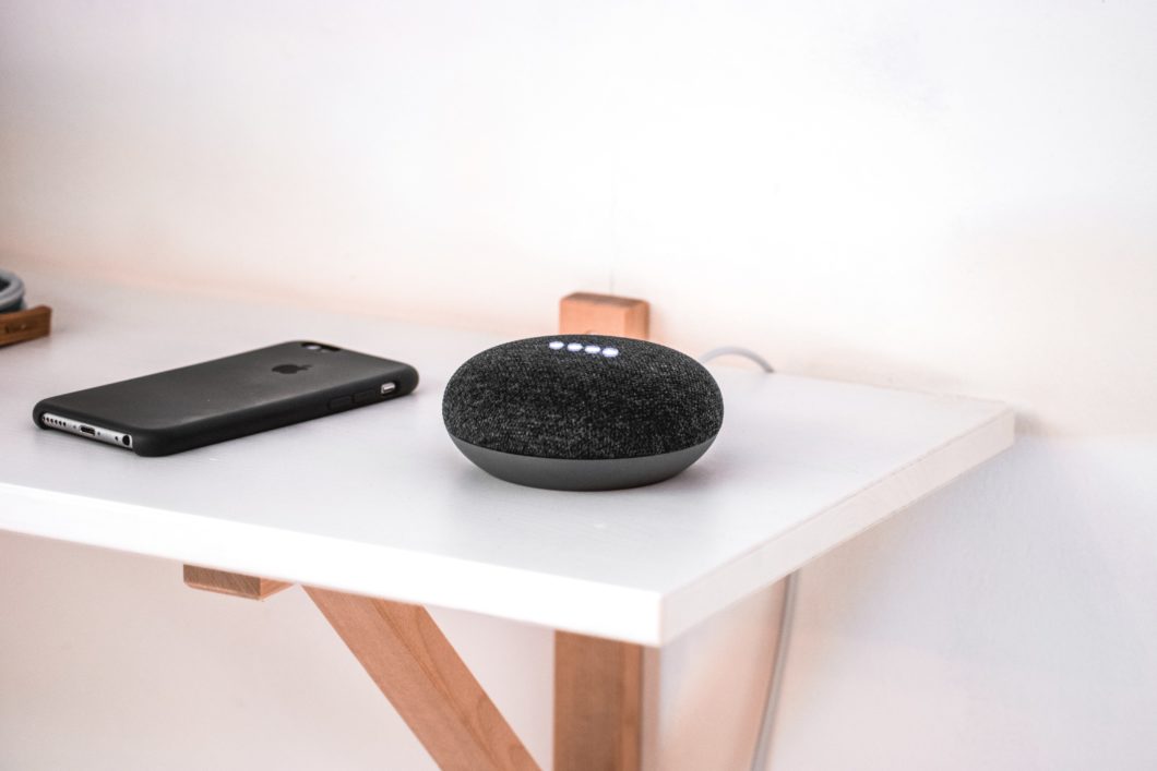 Alto-falante inteligente Google Nest Mini (Imagem: Linus Rogge/Unsplash)