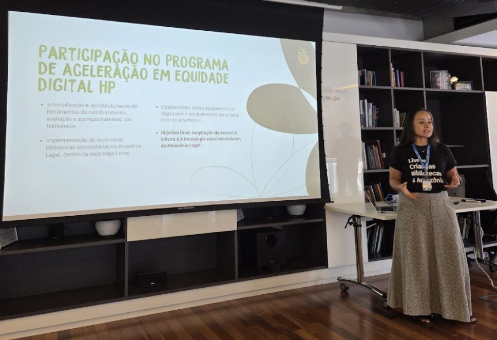 A Associação Vaga Lume cria bibliotecas comunitárias na região da Amazônia