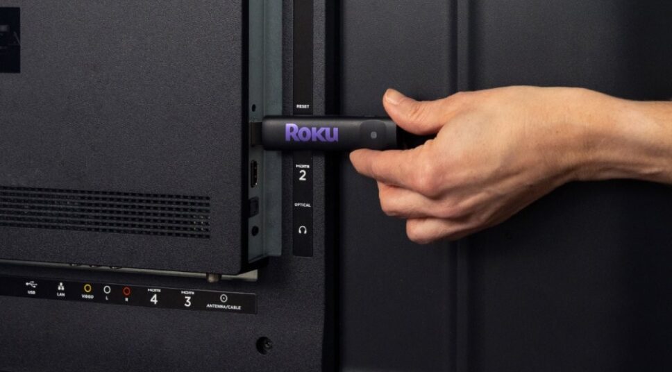Roku Streaming Stick fica conectado na porta HDMI na traseira da TV
