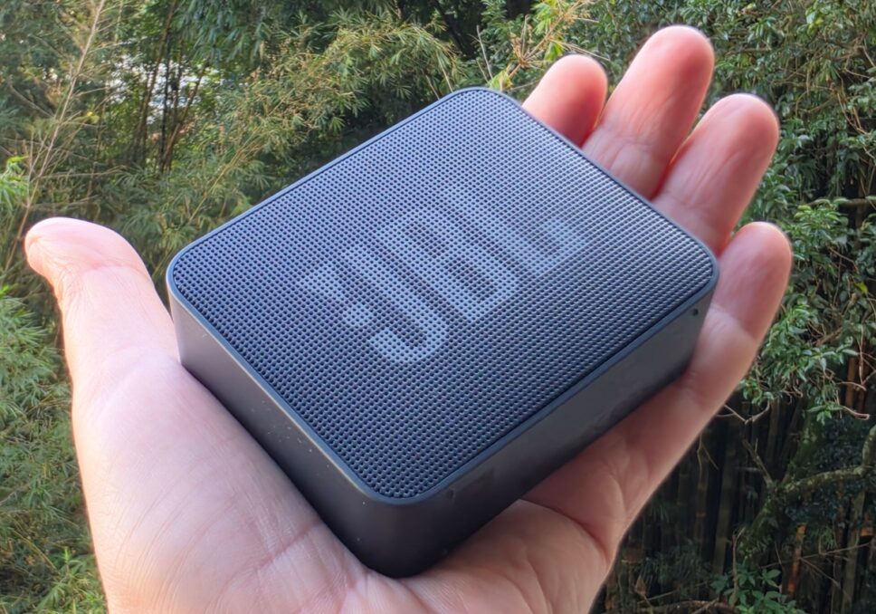 JBL Go Essential 2 cabe na palma da mão
