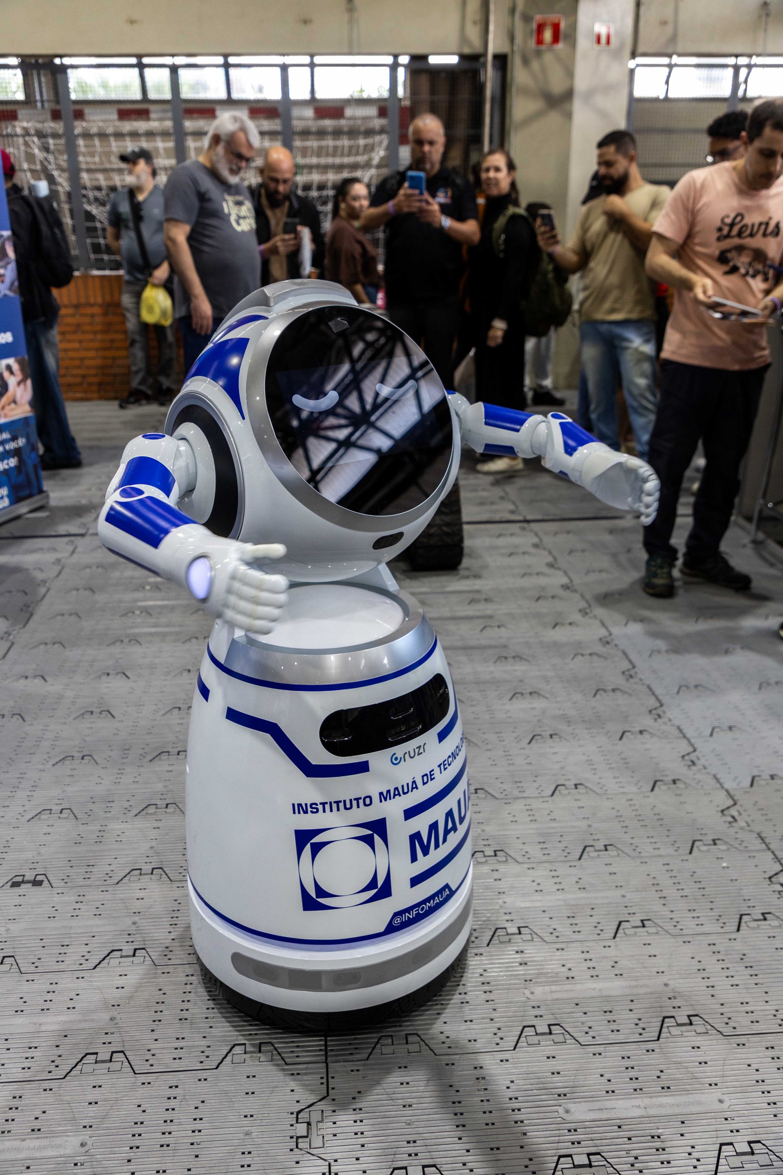 Robô móvel em demonstração na Expo3DBR 2026, mostrando integração entre impressão 3D, eletrônica e automação.