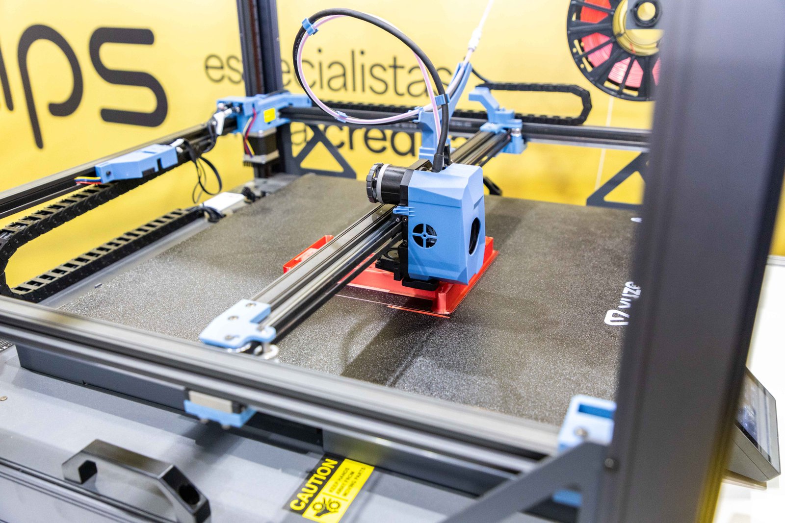 Peças artísticas impressas em 3D expostas na Expo3DBR 2026 com diferentes cores e acabamentos.