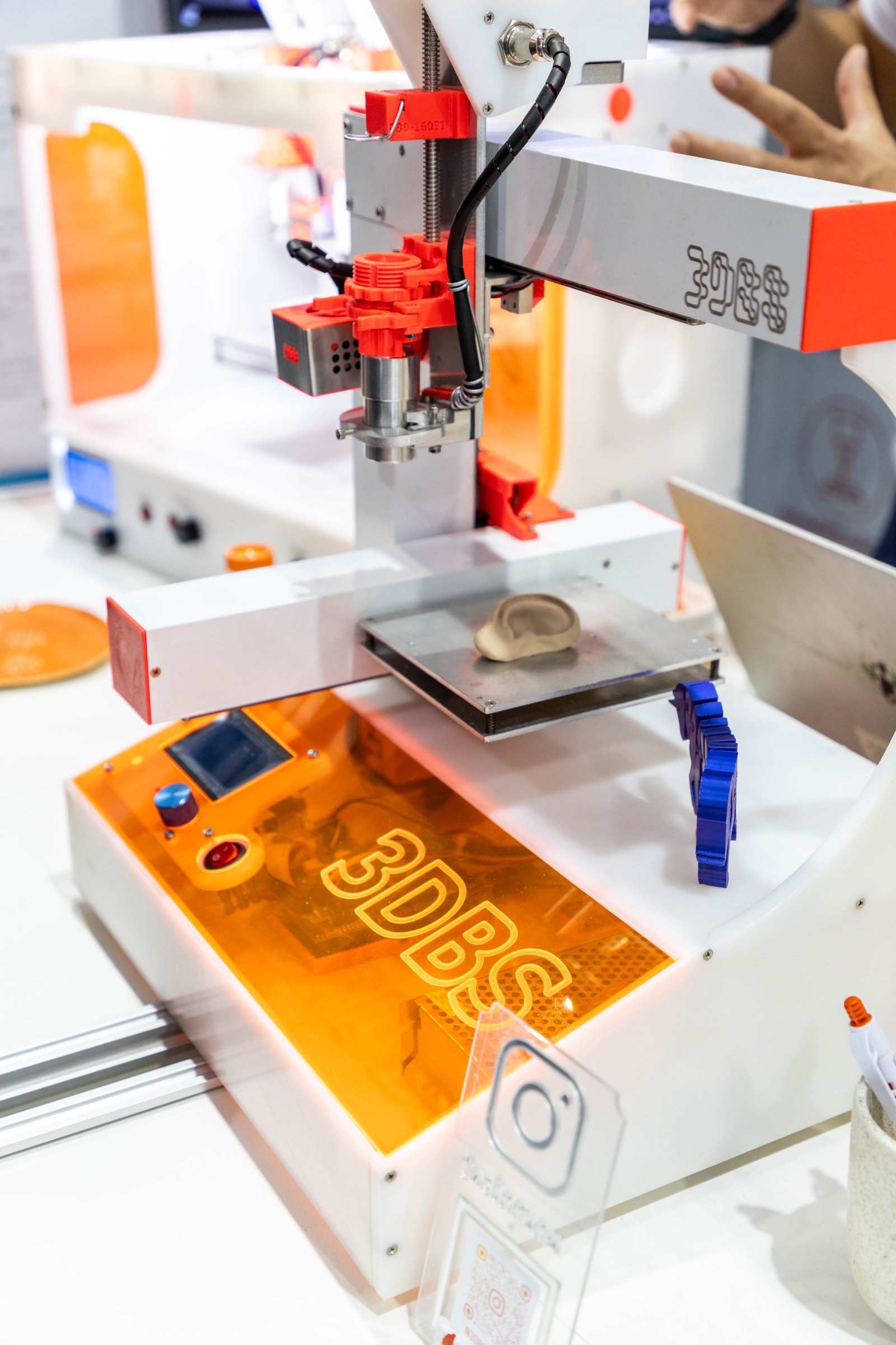 Máquina de vacuum forming usando molde impresso em 3D para termoformagem de material plástico.